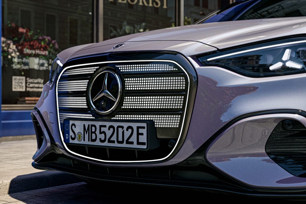 Koeajo: Kilpailijat ovat Mercedes-Benz C-sarjan rinnalla evakkorekiä – uusi sähköauto on johtotähden täysosuma Sähköisen Mercedes-Benz C-sarjan valaistu etusäleikkö, Mercedes-tähti ja tähtikuvioiset LED-ajovalot.