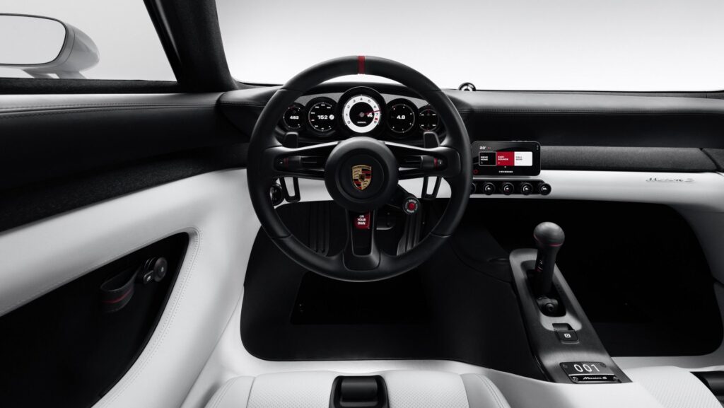 Porsche Mission S ennakoi uutta superautoa – se sijoittuisi 911:n yläpuolelle Porsche Mission S:n ohjaamo, ohjauspyörä ja viidestä pyöreästä mittarista koostuva mittaristo.
