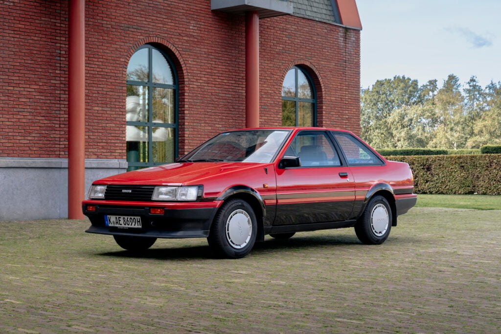 Tunnistatko kaikki Toyota Corollat? 12 sukupolvea kertoo, miten kansansuosikki on muuttunut 60 vuodessa Viidennen sukupolven Toyota Corolla.
