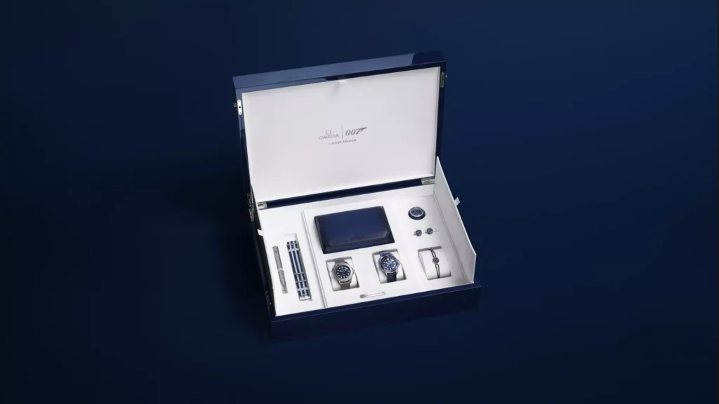 Omega julkaisi uuden James Bond -kellon – ensi kertaa tiuku myös pahiksille Sinitauluinen Omega Seamaster James Bond Edition avoimessa esittelyrasiassa.