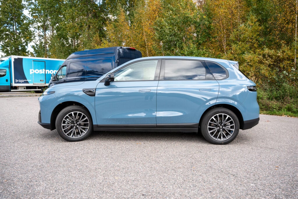 Koeajo: Leapmotor B10 yllättää tavallisuudellaan – 32 900 eurolla saa kunnollisen sähkö-SUVin Leapmotor B10 sähkö-SUV sivuprofiilissa