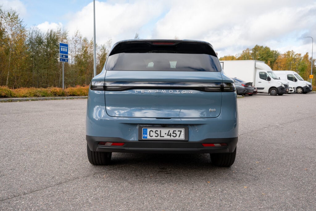 Koeajo: Leapmotor B10 yllättää tavallisuudellaan – 32 900 eurolla saa kunnollisen sähkö-SUVin Leapmotor B10 takaapäin kuvattuna