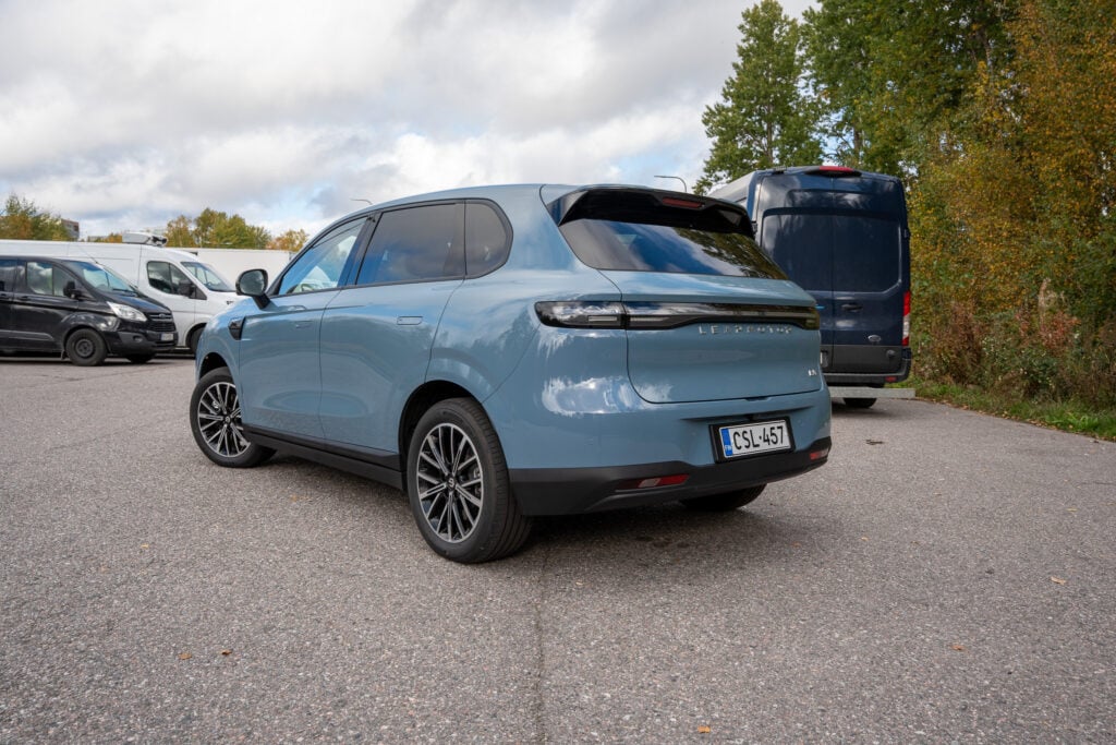 Koeajo: Leapmotor B10 yllättää tavallisuudellaan – 32 900 eurolla saa kunnollisen sähkö-SUVin Sininen Leapmotor B10 kuvattuna takaviistosta