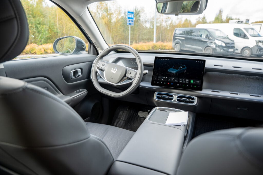 Koeajo: Leapmotor B10 yllättää tavallisuudellaan – 32 900 eurolla saa kunnollisen sähkö-SUVin Leapmotor B10:n ohjaamo ja 14,6-tuumainen keskinäyttö