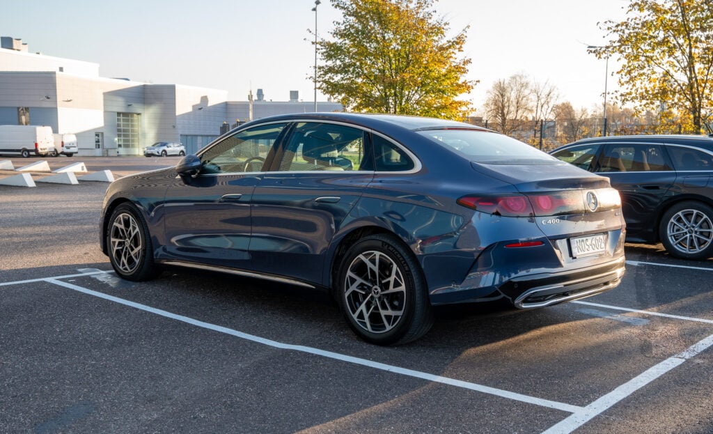 Koeajo: Kilpailijat ovat Mercedes-Benz C-sarjan rinnalla evakkorekiä – uusi sähköauto on johtotähden täysosuma Harmaa sähköinen Mercedes-Benz C-sarja kuvattuna takaviistosta, takavalot ja sedan-korin muotoilu näkyvissä.