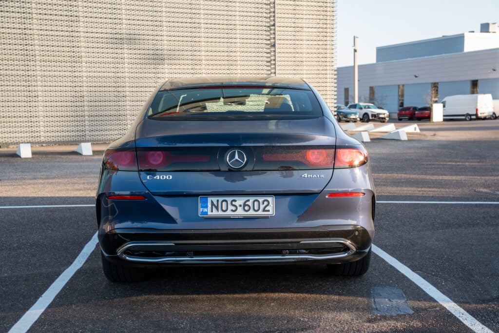 Koeajo: Kilpailijat ovat Mercedes-Benz C-sarjan rinnalla evakkorekiä – uusi sähköauto on johtotähden täysosuma Harmaa Mercedes-Benz C-sarja kuvattuna suoraan takaa, takavalot ja Mercedes-tunnus näkyvissä.