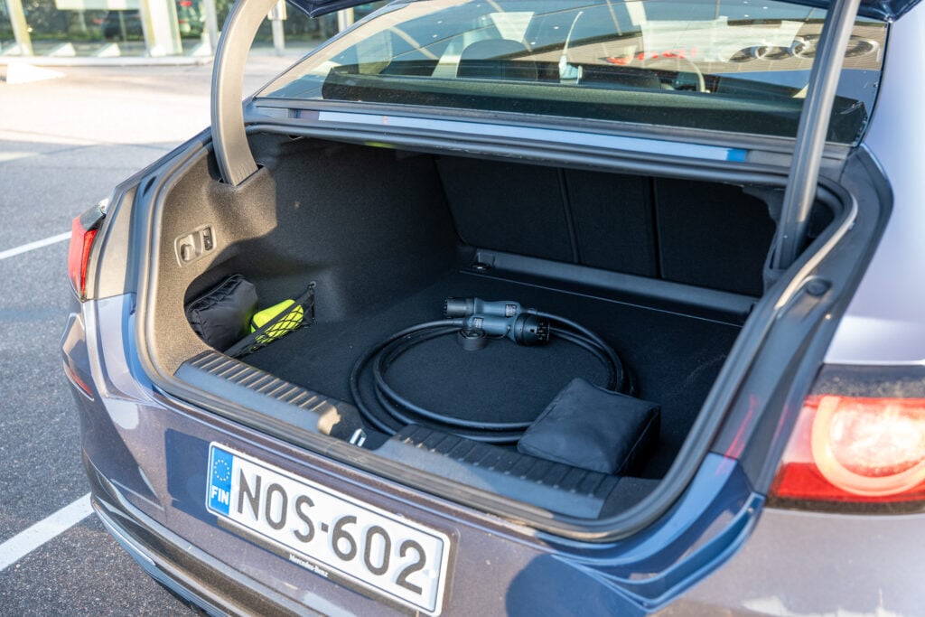 Koeajo: Kilpailijat ovat Mercedes-Benz C-sarjan rinnalla evakkorekiä – uusi sähköauto on johtotähden täysosuma Mercedes-Benz C-sarjan avoin takatavaratila ja tavaratilan pohjarakenne.