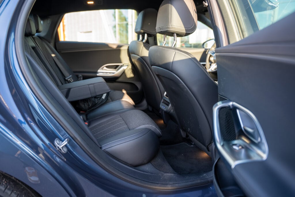 Koeajo: Kilpailijat ovat Mercedes-Benz C-sarjan rinnalla evakkorekiä – uusi sähköauto on johtotähden täysosuma Mercedes-Benz C-sarjan takaistuimet, jalkatila ja etuistuinten selkänojat.