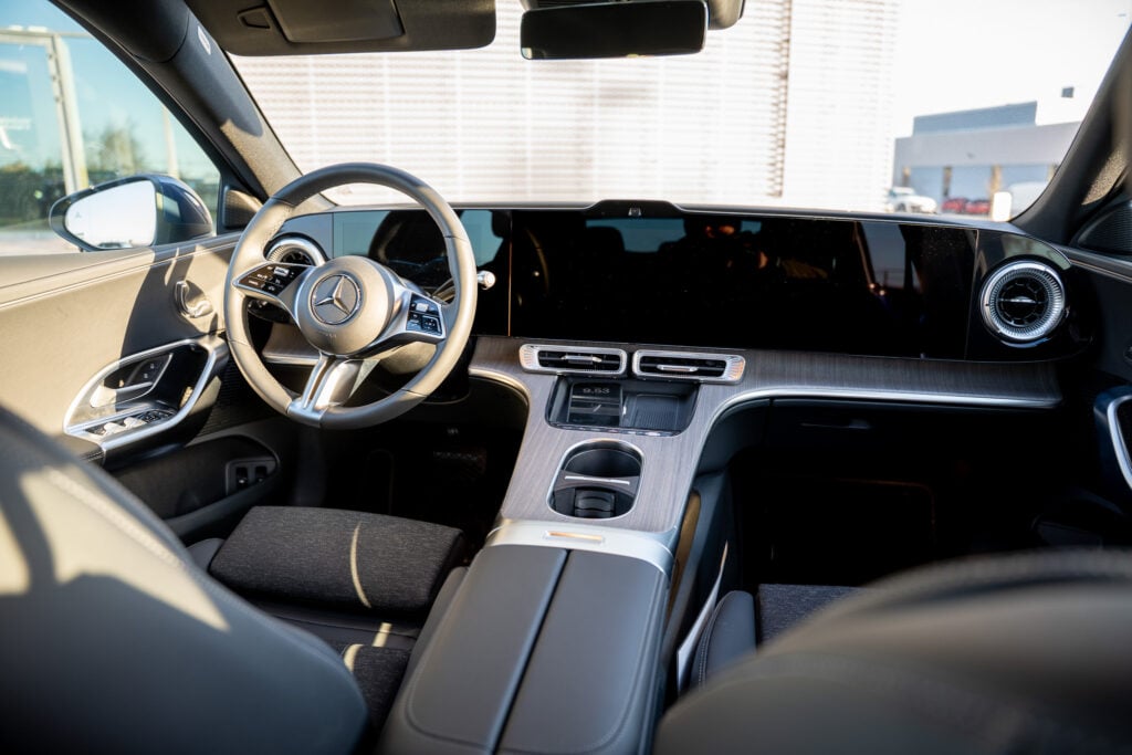Koeajo: Kilpailijat ovat Mercedes-Benz C-sarjan rinnalla evakkorekiä – uusi sähköauto on johtotähden täysosuma Mercedes-Benz C 400 4Maticin ohjaamo, jossa on leveä MBUX Superscreen -näyttökokonaisuus ja vaalea ohjauspyörä.