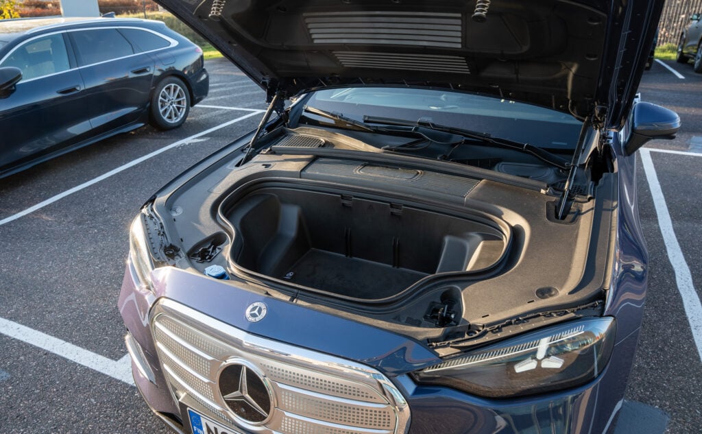 Koeajo: Kilpailijat ovat Mercedes-Benz C-sarjan rinnalla evakkorekiä – uusi sähköauto on johtotähden täysosuma Mercedes-Benz C-sarjan etutavaratila konepelti avattuna.
