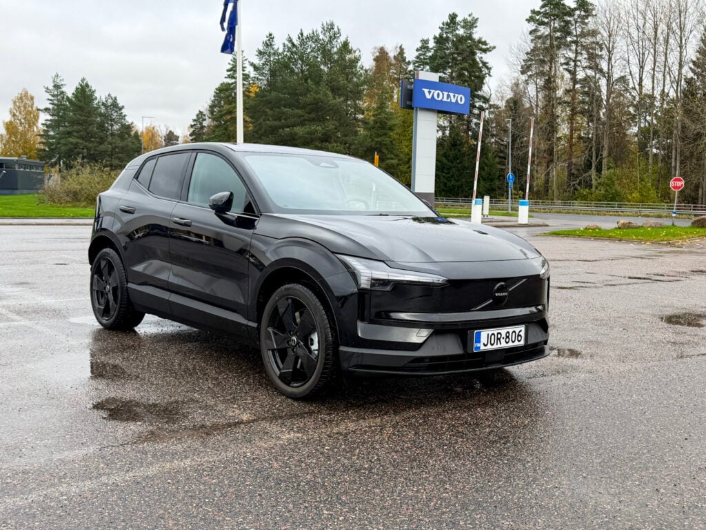 Koeajo: Volvo EX30 kysyy, miksi premium-auton pitäisi aina olla suuri? Mustan Volvo EX30 Black Editionin keula suoraan edestä kuvattuna.
