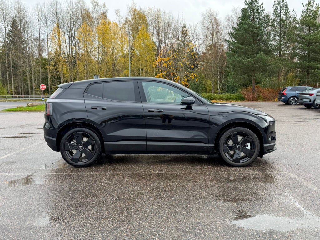 Koeajo: Volvo EX30 kysyy, miksi premium-auton pitäisi aina olla suuri? Musta Volvo EX30 P8 AWD Plus Black Edition sivulta kuvattuna pysäköintialueella.