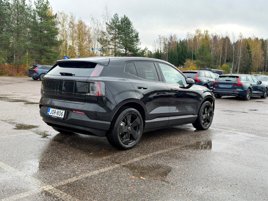 Koeajo: Volvo EX30 kysyy, miksi premium-auton pitäisi aina olla suuri? Musta Volvo EX30 P8 AWD Plus Black Edition takaviistosta kuvattuna.