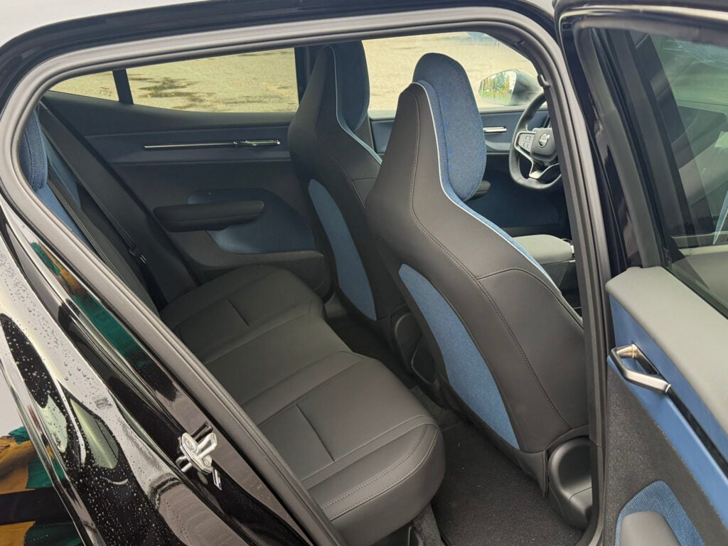Koeajo: Volvo EX30 kysyy, miksi premium-auton pitäisi aina olla suuri? Volvo EX30 takaistuin ja jalkatila etuistuinten takana.