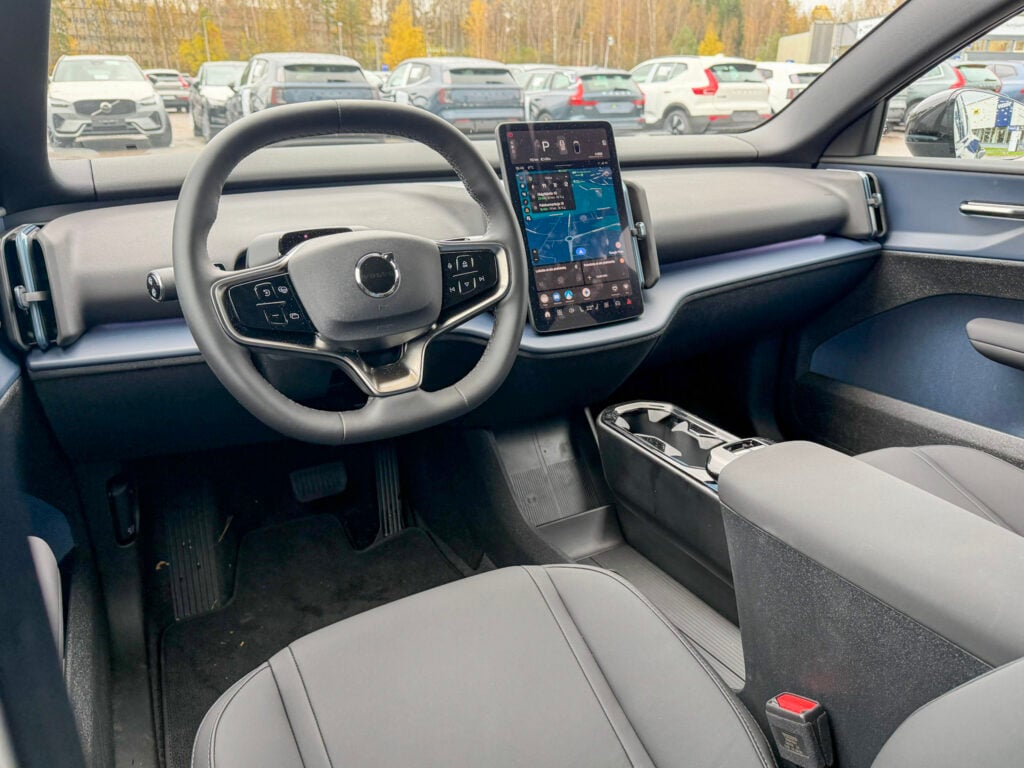 Koeajo: Volvo EX30 kysyy, miksi premium-auton pitäisi aina olla suuri? Volvo EX30 ohjaamo, ohjauspyörä ja keskelle sijoitettu kosketusnäyttö.
