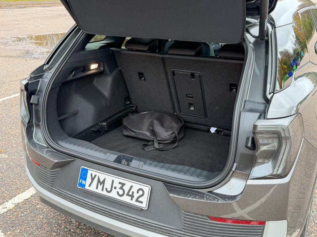 Koeajo: Ford Explorer on pragmaatikon sähköauto – miksi maksaa kilpailijoista enemmän? Ford Explorer -sähköauton tavaratila takaluukku avattuna.