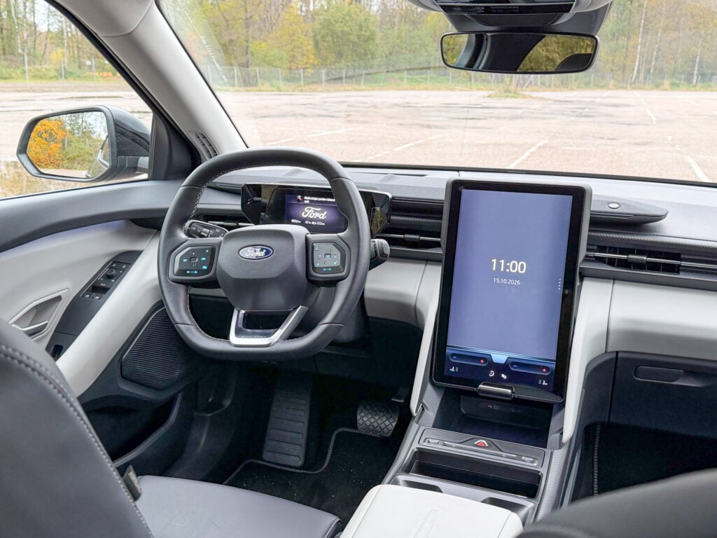 Koeajo: Ford Explorer on pragmaatikon sähköauto – miksi maksaa kilpailijoista enemmän? Ford Explorer -sähköauton ohjaamo, neliömäinen ohjauspyörä ja kojelaudan kosketusnäyttö.