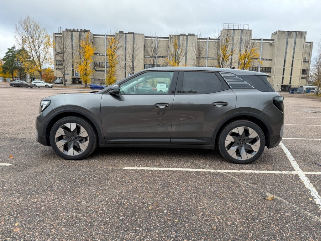 Koeajo: Ford Explorer on pragmaatikon sähköauto – miksi maksaa kilpailijoista enemmän? Harmaan Ford Explorer -sähkökatumaasturin sivuprofiili pysäköintialueella.