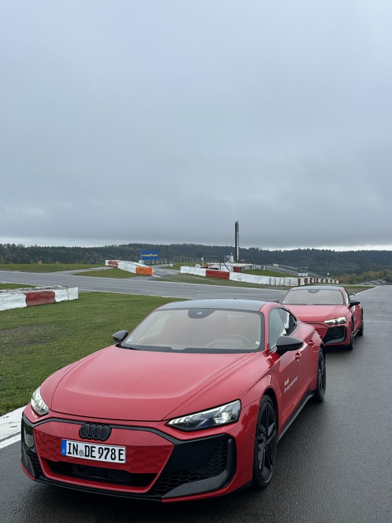 Justsiks koki Audi driving experiencen Nürburgringillä: märkää rataa ja unohtumaton ajopäivä Kaksi punaista Audi RS e-tron GTä peräkkäin Nürburgringin märällä radalla.