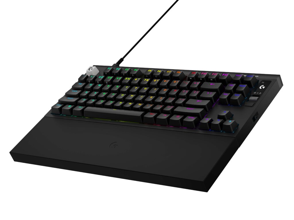 Testi: Logitechin PRO-välineet saavat markettinäppäimistön tuntumaan muoviroskalta – mutta siitä saa maksaa Musta Logitech G PRO X2 RAPID -pelinäppäimistö, jossa on värivalaistut näppäimet ja rannetuki.