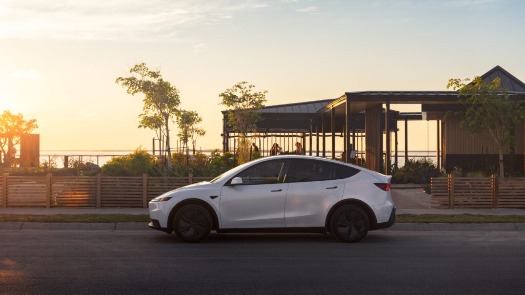 Käytetty sähköauto ei ole enää pääkaupunkiseudun ilmiö – vuoden luvut näyttävät selvän muutoksen Valkoinen Tesla Model Y: käytettyjen sähköautojen myynti 2026