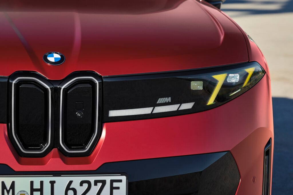 BMW iX4 tulee 828 kilometrin toimintamatkalla – Neue Klasse leviää nyt SUV-coupéhen BMW iX4 M60 xDrive urheilullinen sähkö-SUV