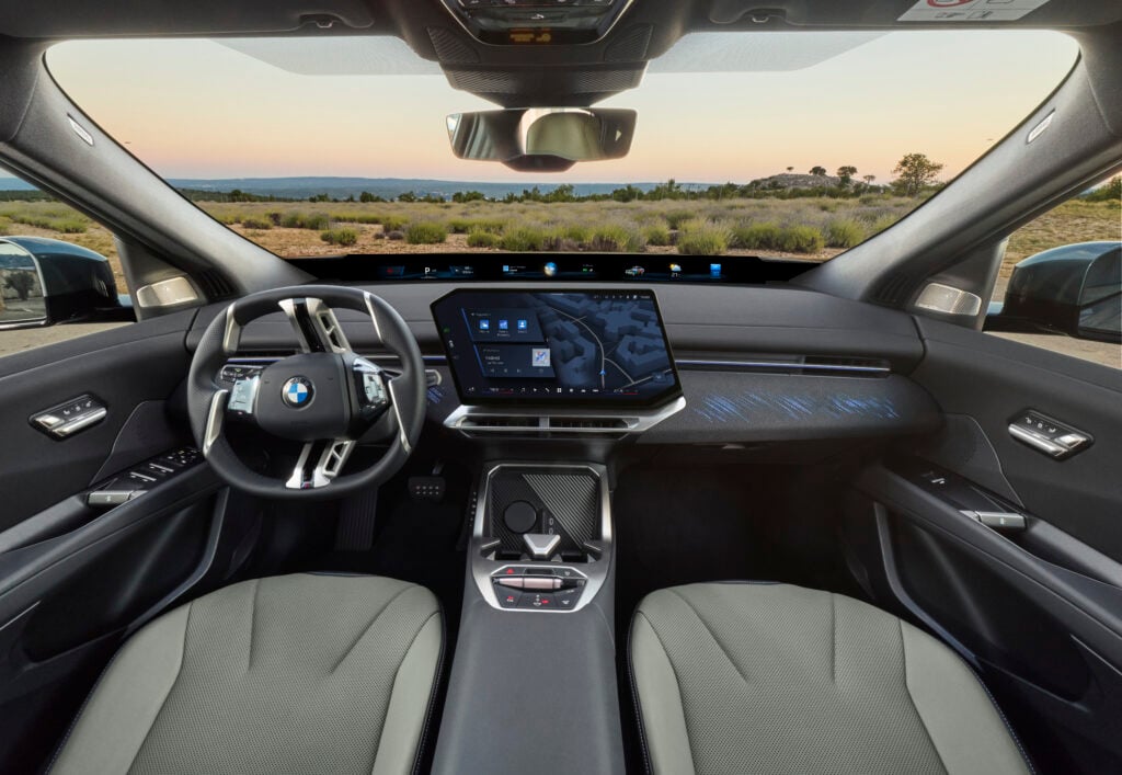 BMW iX4 tulee 828 kilometrin toimintamatkalla – Neue Klasse leviää nyt SUV-coupéhen BMW iX4:n ohjaamo ja BMW Panoramic iDrive -järjestelmä