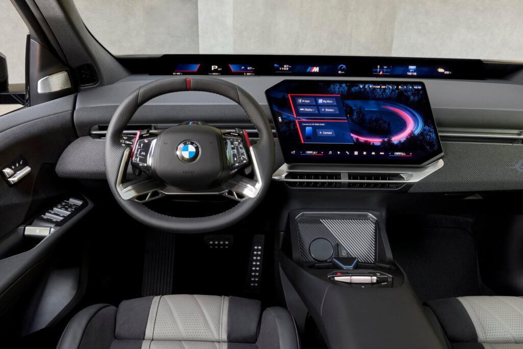 BMW iX3 M60 sai 612 hevosvoimaa – toimintamatkaa luvataan jopa 754 kilometriä BMW iX3 M60 xDriven ohjaamo, M-ohjauspyörä ja keskusnäyttö.