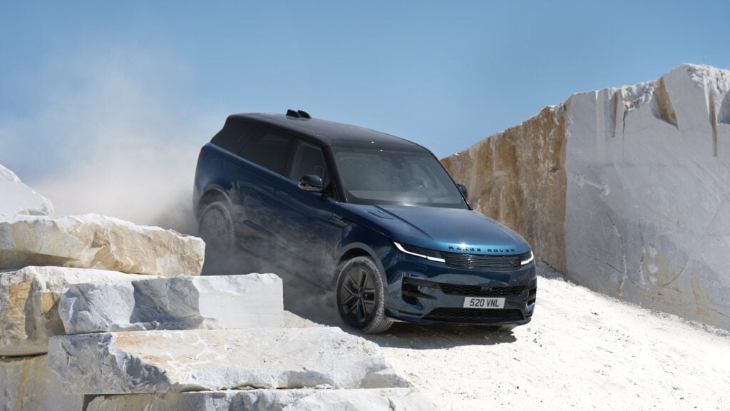 Uusi Range Rover Sport Electric on 550-hevosvoimainen – kiinnostavin luku on silti 73 millimetriä - Range Rover Sport Electric vauhdikkaassa ajossa