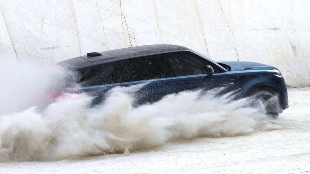 Uusi Range Rover Sport Electric on 550-hevosvoimainen – kiinnostavin luku on silti 73 millimetriä Range Rover Sport Electric Carraran marmorilouhoksella Italiassa
