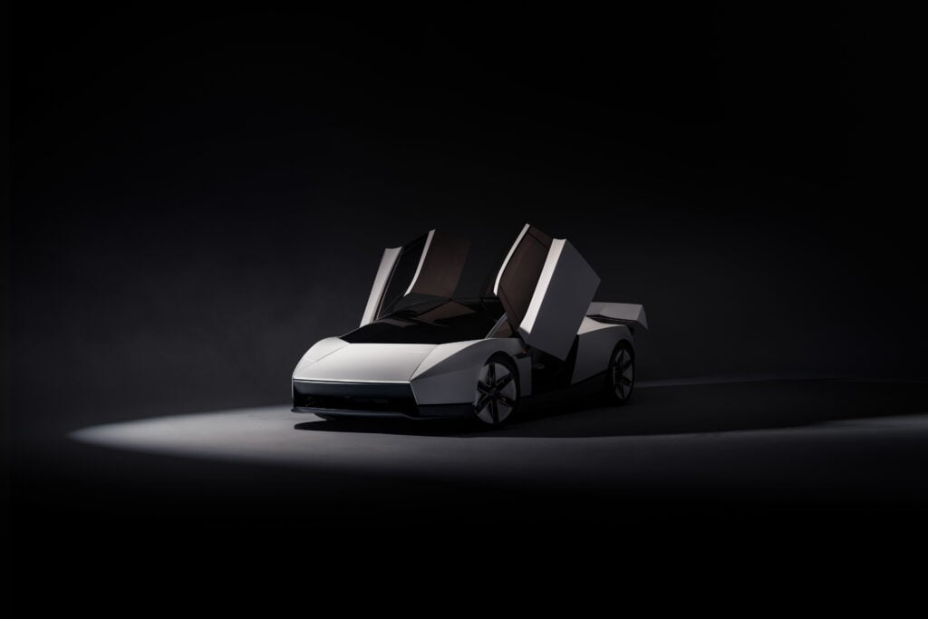 Lentävä Tesla Roadster löi luun kurkkuun mussuttajille – pelkkä varaus maksaa 250 000 euroa Vaalea uusi Tesla Roadster etuviistosta kuvattuna, molemmat ovet ylös avattuina.