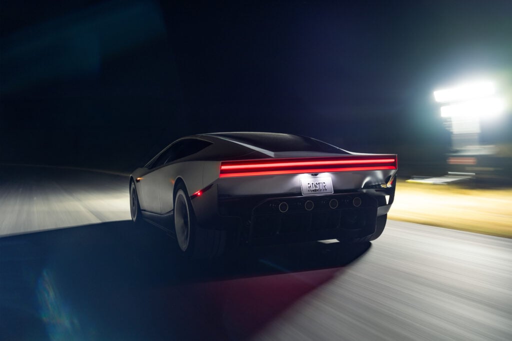 Lentävä Tesla Roadster löi luun kurkkuun mussuttajille – pelkkä varaus maksaa 250 000 euroa Vaalea Tesla Roadster takaviistosta kuvattuna, punainen takavalo ulottuu auton perän poikki.