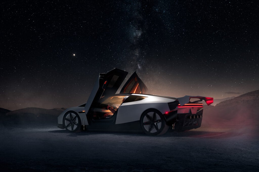 Lentävä Tesla Roadster löi luun kurkkuun mussuttajille – pelkkä varaus maksaa 250 000 euroa Tesla Roadster sivulta ja takaviistosta tähtitaivaan alla, ovet ylhäällä ja takasiipi näkyvissä.