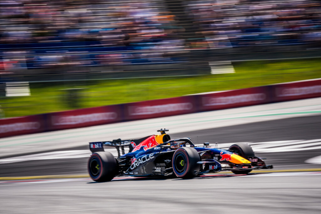 Red Bullin F1-auto saapuu Helsingin keskustaan – taustalla kellomerkki, jolla on vahvat siteet Suomeen TAG Heuer tuo Red Bullin F1-näyttelyauton Helsinkiin