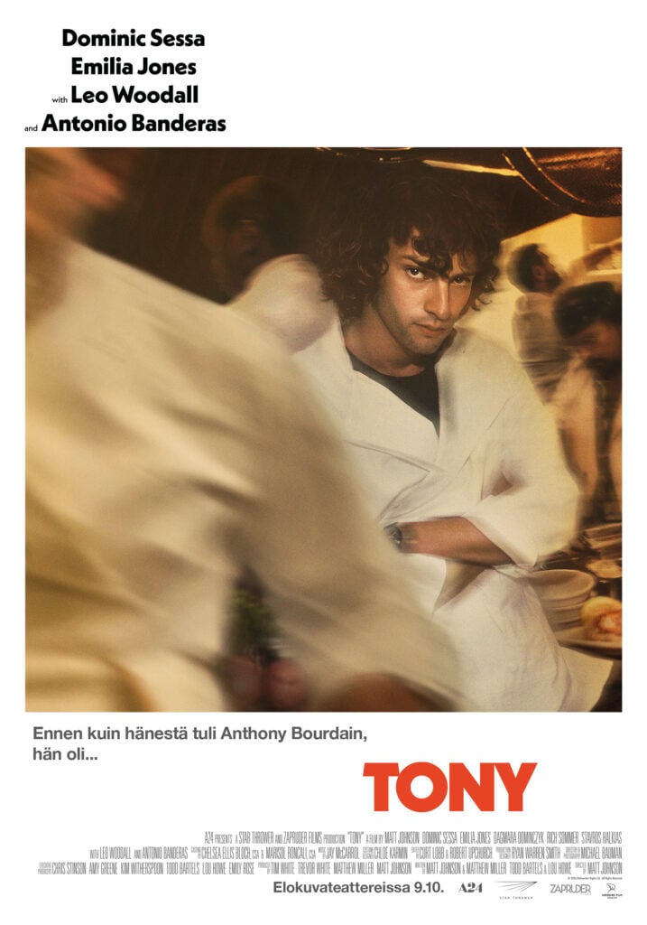 Elokuva-arvostelu: Tony uskaltaa jättää Anthony Bourdainin tarinan kesken – juuri siksi se toimii Matt Johnsonin ohjaama Tony tulossa elokuvateattereihin. Pääosissa Dominic Sessa, Emilia Jones, Leo Woodall, Antonio Banderas ja Stavros Halkia