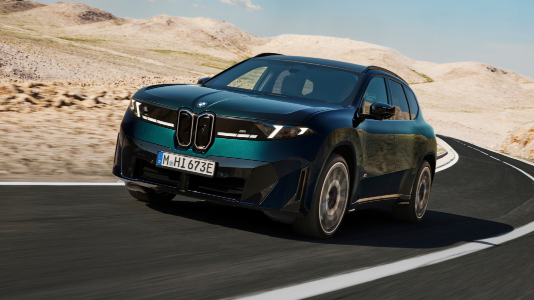 BMW iX3 M60 xDrive etuviistosta kuvattuna vuoristomaisemassa.