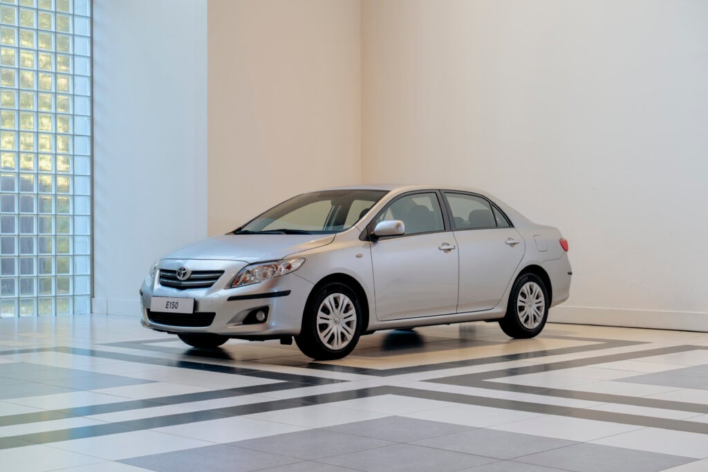 Tunnistatko kaikki Toyota Corollat? 12 sukupolvea kertoo, miten kansansuosikki on muuttunut 60 vuodessa Toyota Corollan kymmenennen sukupolven malliperheeseen kuuluva auto.
