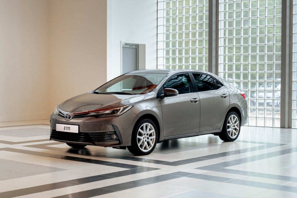 Tunnistatko kaikki Toyota Corollat? 12 sukupolvea kertoo, miten kansansuosikki on muuttunut 60 vuodessa Toyota Corollan yhdennentoista sukupolven malliperheeseen kuuluva auto.