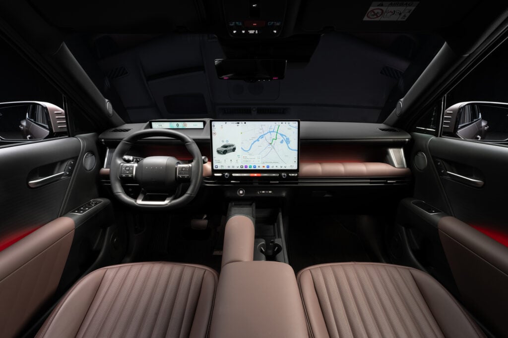 Uusi Hyundai Tucson kasvaa tuntuvasti – uusi sukupolvi saa 695 litran tavaratilan ja 292 hv lataushybridin Hyundai Tucson 2027 ohjaamo ja 17-tuumainen Pleos Connect -näyttö