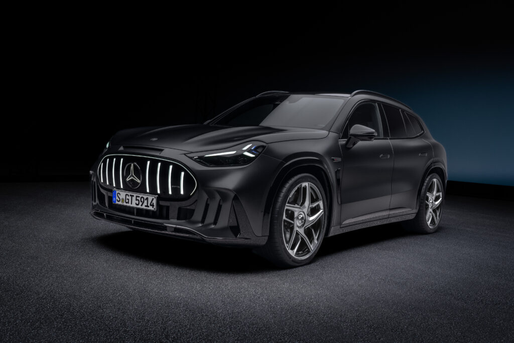 Mercedes-AMG:n ensimmäinen oma sähkö-SUV murisee ja simuloi vaihteenvaihtoja Tumma Mercedes-AMG GT SUV kuvattuna etuviistosta mustaa taustaa vasten.