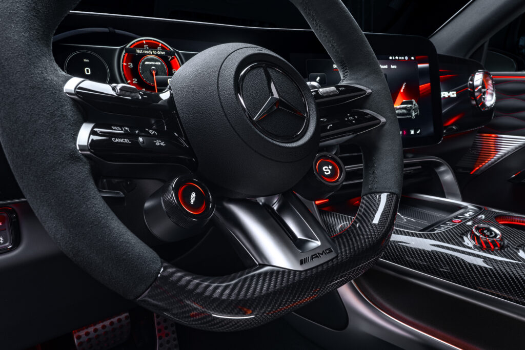Mercedes-AMG:n ensimmäinen oma sähkö-SUV murisee ja simuloi vaihteenvaihtoja Mercedes-AMG GT SUV:n ohjauspyörä, vaihdesiivekkeet ja digitaalinen mittaristo.